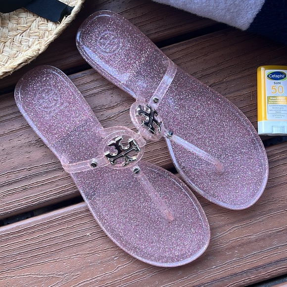 Our iconic collection, reimagined. Featuring a scaled-down Double Miller jelly - Picture 3 of 4